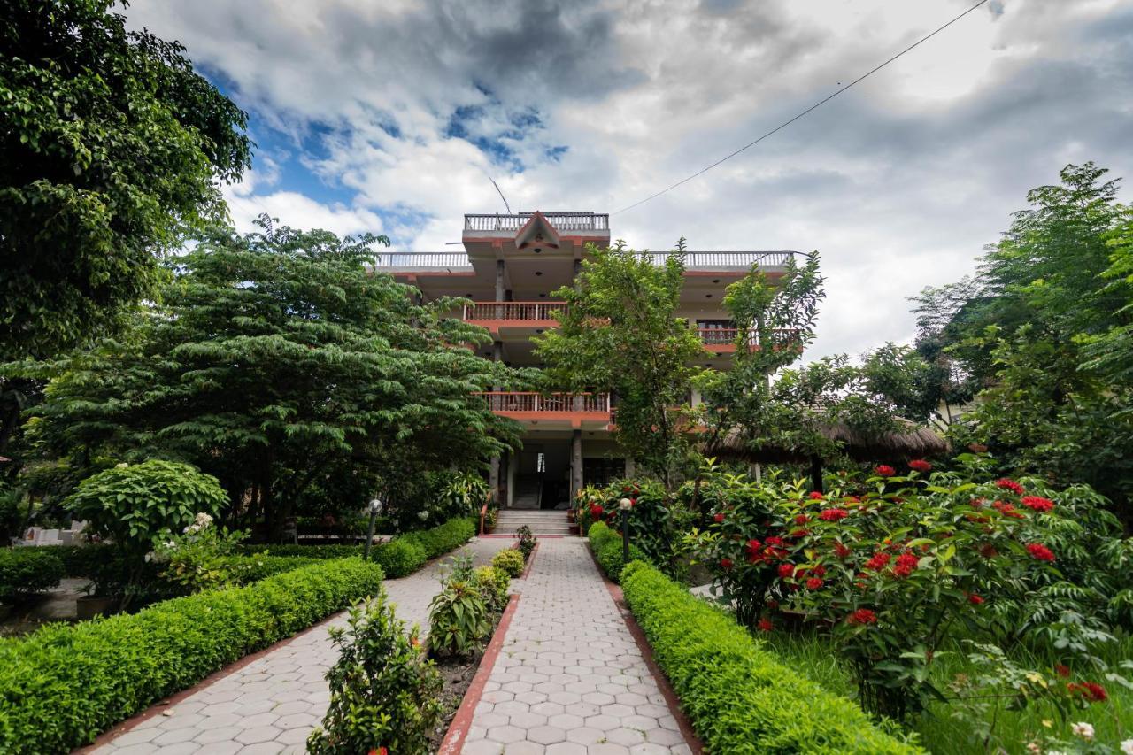 Eden Jungle Resort Sauraha Exterior photo